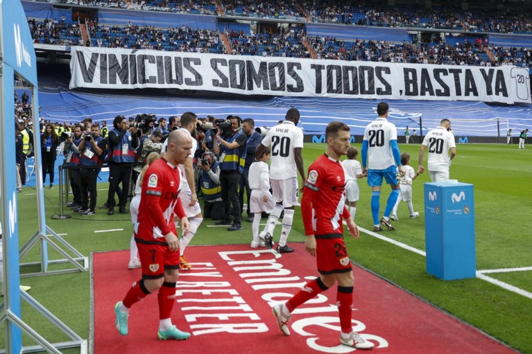 IN BEELD. Iedereen nummer 20: Thibaut Courtois en co steunen Real-ploegmakker Vinicius Jr na racisme-rel