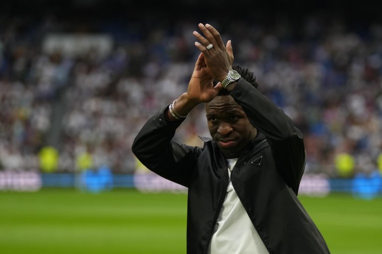 IN BEELD. Iedereen nummer 20: Thibaut Courtois en co steunen Real-ploegmakker Vinicius Jr na racisme-rel