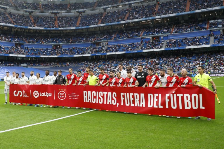 IN BEELD. Iedereen nummer 20: Thibaut Courtois en co steunen Real-ploegmakker Vinicius Jr na racisme-rel