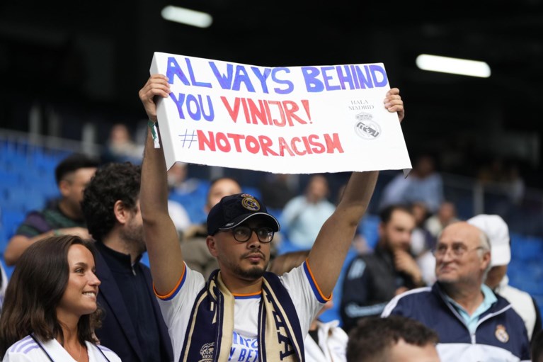 IN BEELD. Iedereen nummer 20: Thibaut Courtois en co steunen Real-ploegmakker Vinicius Jr na racisme-rel