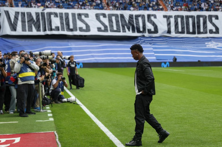 IN BEELD. Iedereen nummer 20: Thibaut Courtois en co steunen Real-ploegmakker Vinicius Jr na racisme-rel