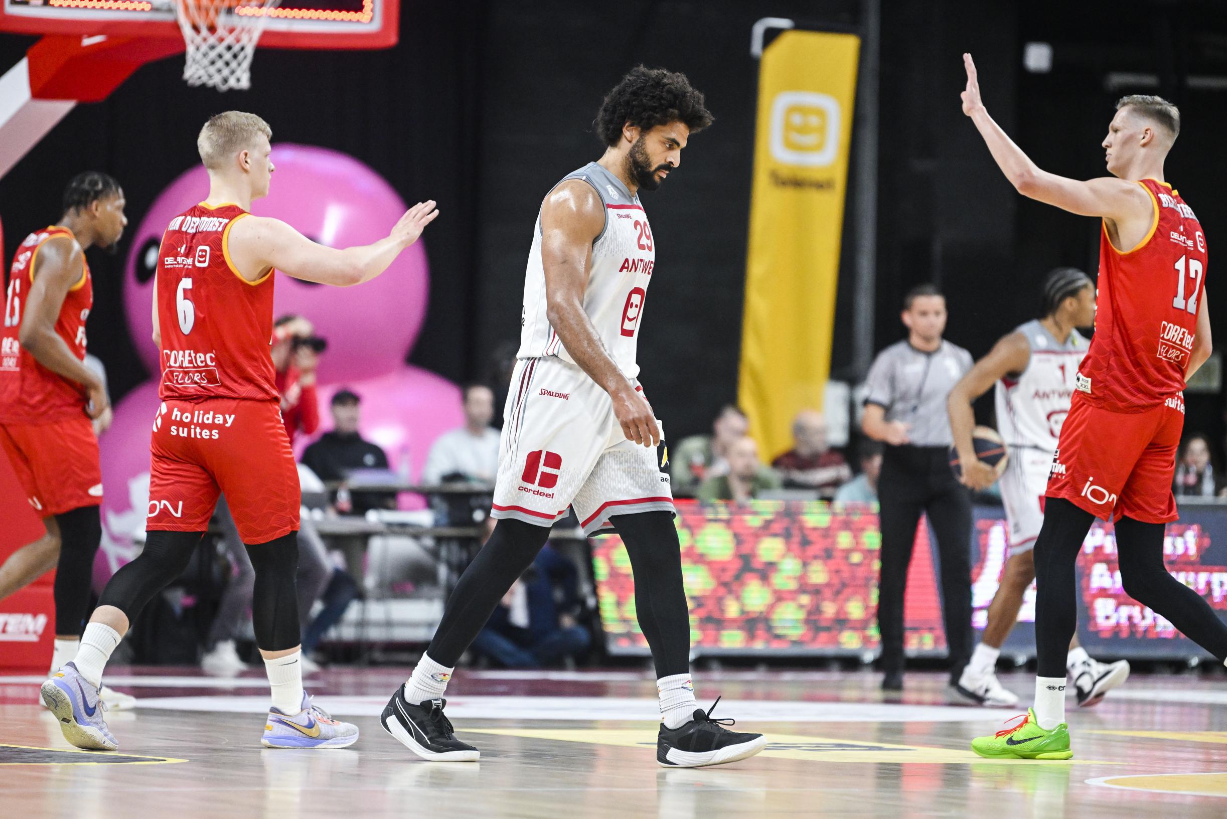 Oostende neemt na winst in Antwerpen serieuze optie op twaalfde opeenvolgende titel basketbal