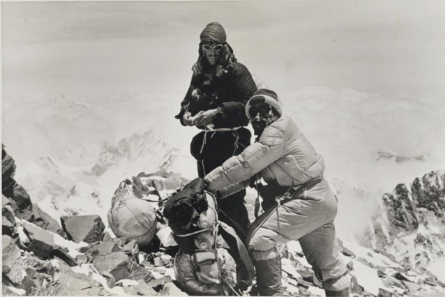 Les statues des premiers alpinistes au sommet de l’Everest dévoilées