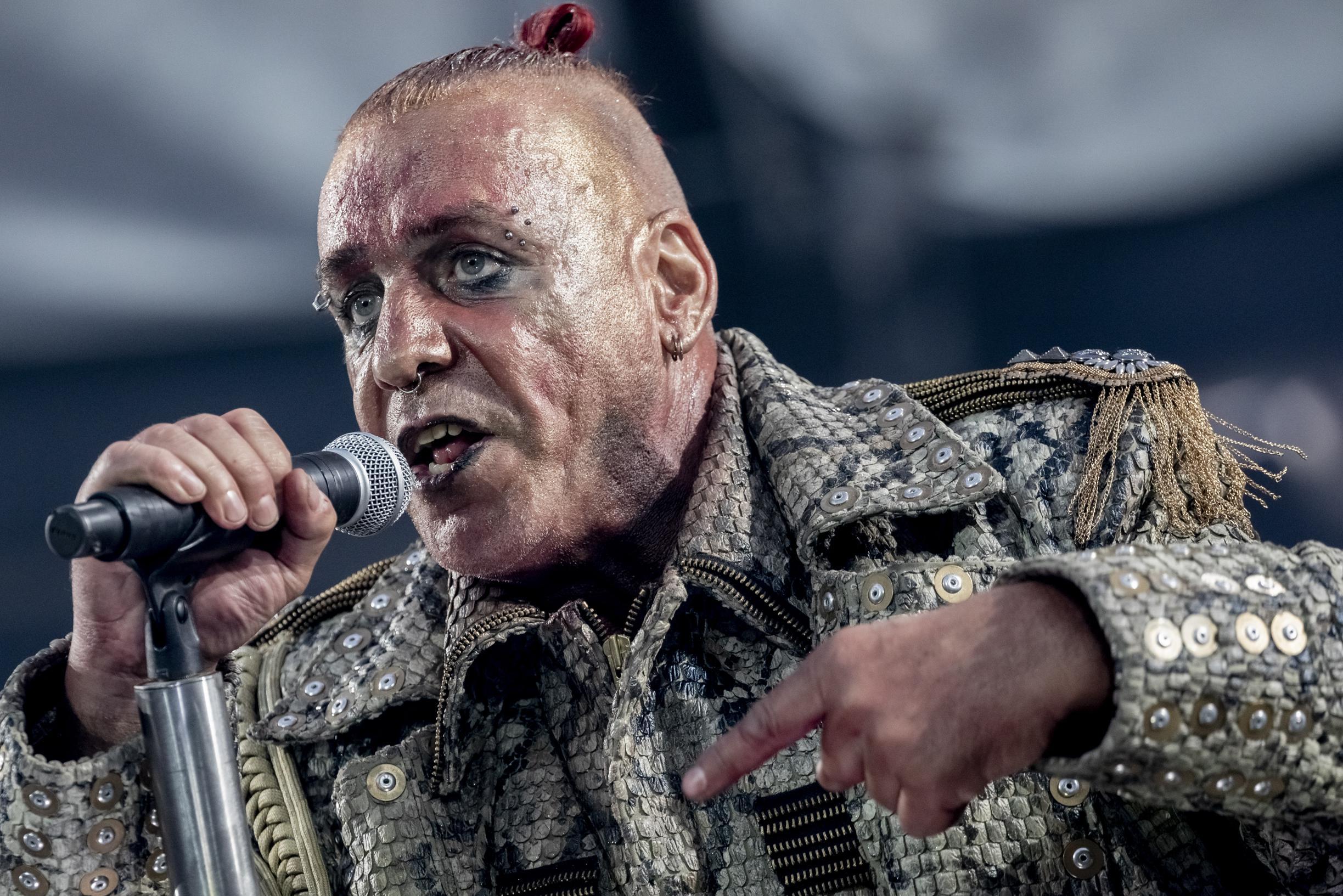 Rammstein-frontman steeds meer in het nauw na beschuldigingen van fans gedrogeerd en tegen hun wil tot seks gedwongen Het Nieuwsblad Mobile afbeelding