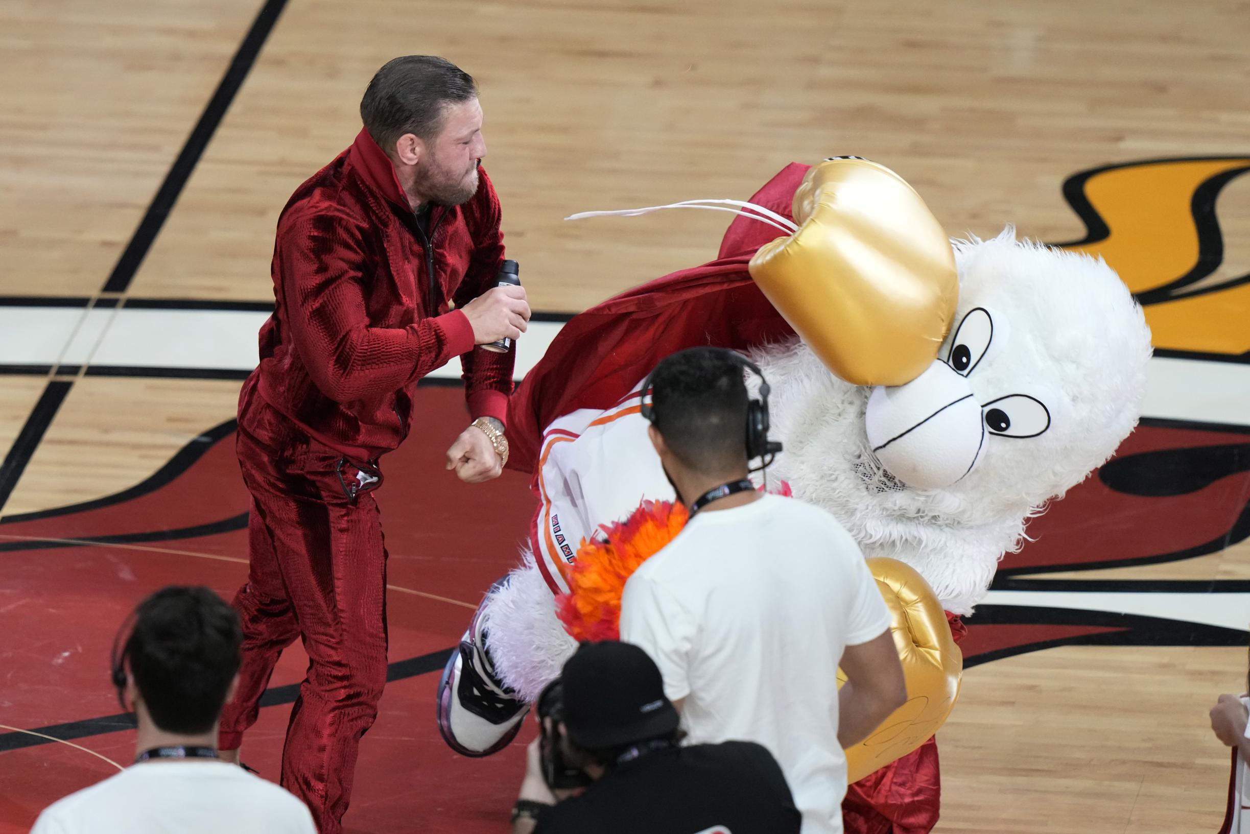 Promotie voor pijnstiller loopt fout: MMA-ster Conor McGregor mept NBA-mascotte knock-out