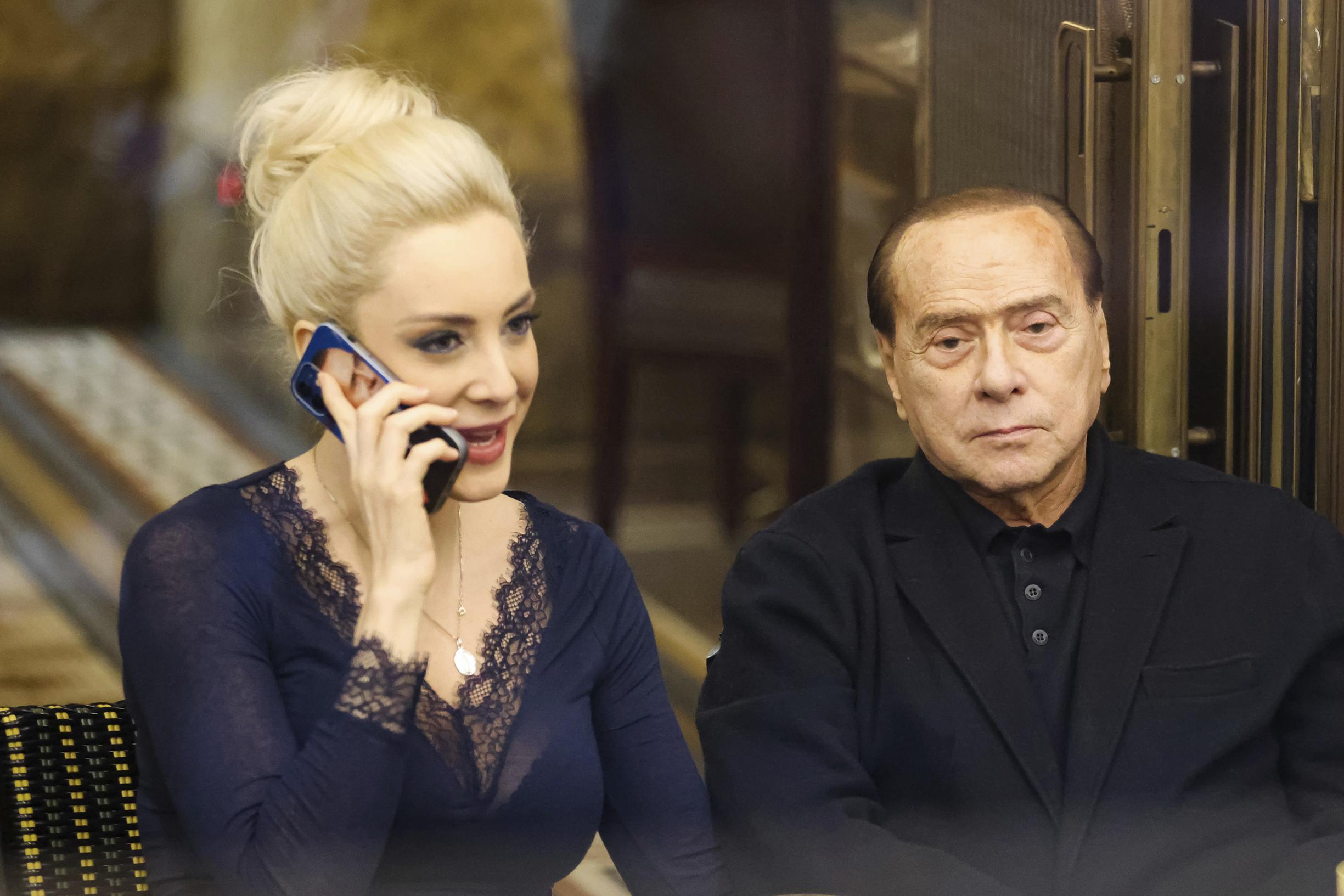 Silvio Berlusconi, de man met 9 levens seksschandalen, rechtszaken en de constante zweem van de maffia Het Nieuwsblad Mobile