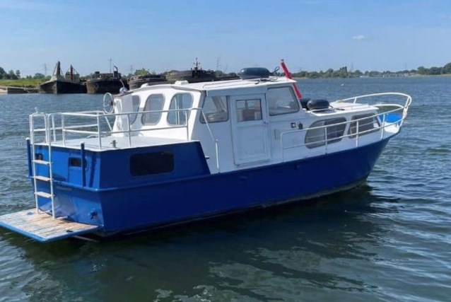Diebe bemalen gestohlenes deutsches Boot auf Maasplas in Kinrooi (Kinrooi)