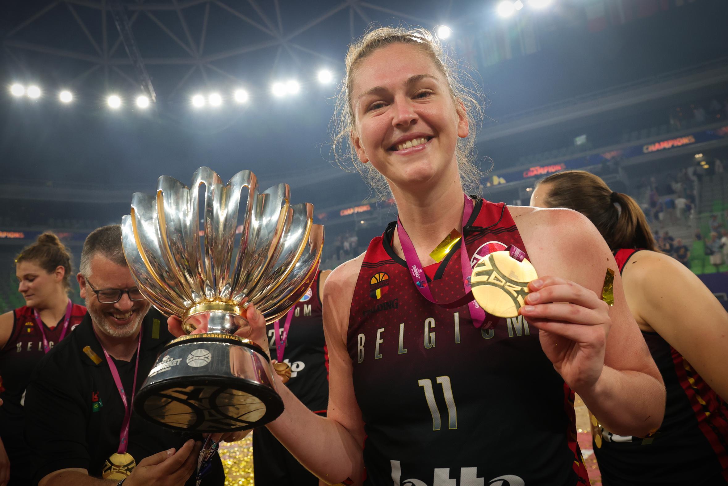 Belgian Cat én MVP Emma Meesseman glundert na Europese titel: “Ik blijf naar de score kijken om zeker te zijn”