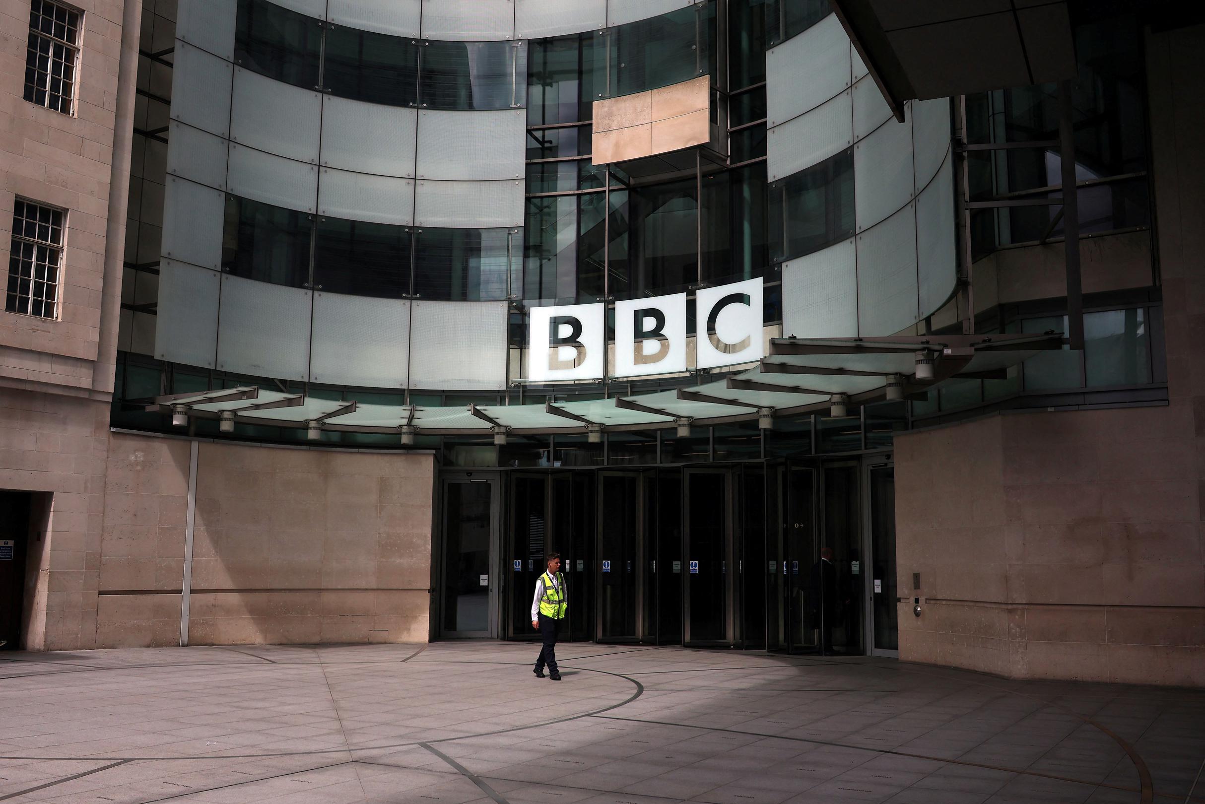 BBC krijgt nieuwe melding binnen beschuldigde tv-presentator stuurde dreigberichten naar jonge twintiger Het Nieuwsblad Mobile afbeelding