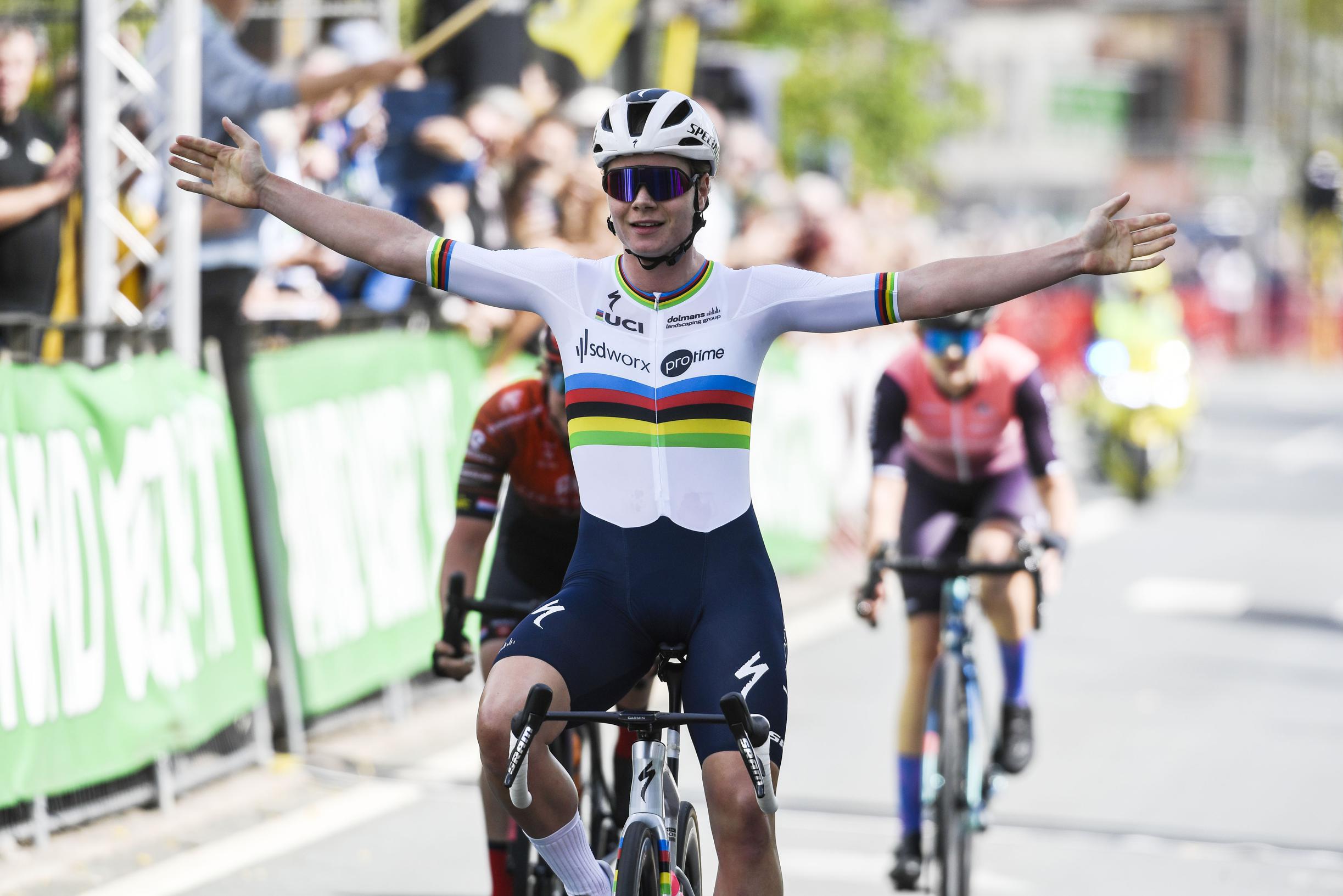 Lotte Kopecky wins Schaal Sels in new rainbow jersey •