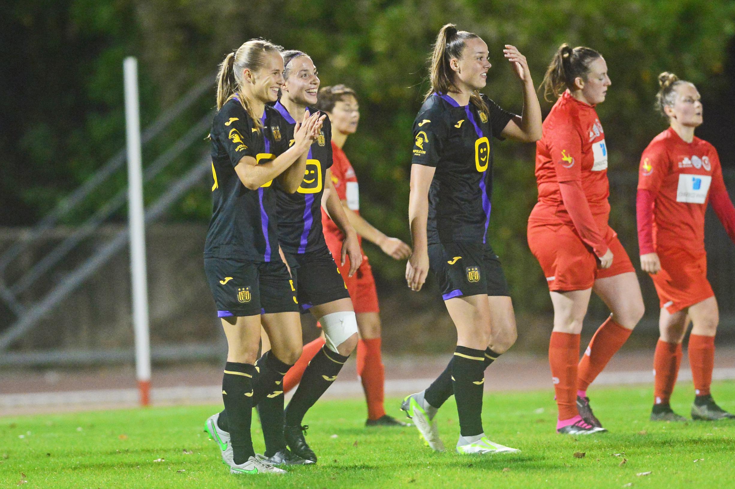 Sarah Wijnants (11) of Anderlecht pictured in a duel with Shari