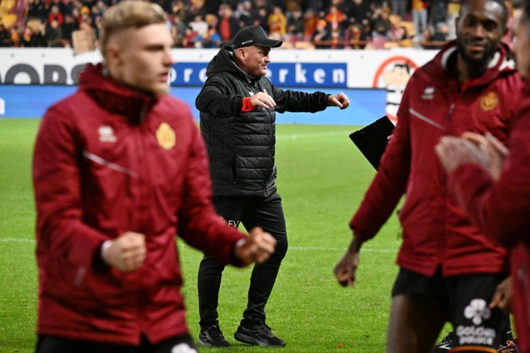 KV Mechelen takes its first win since September 2 with new coach Besnik Hasi in the stands, after a thriller against ten men from Charleroi