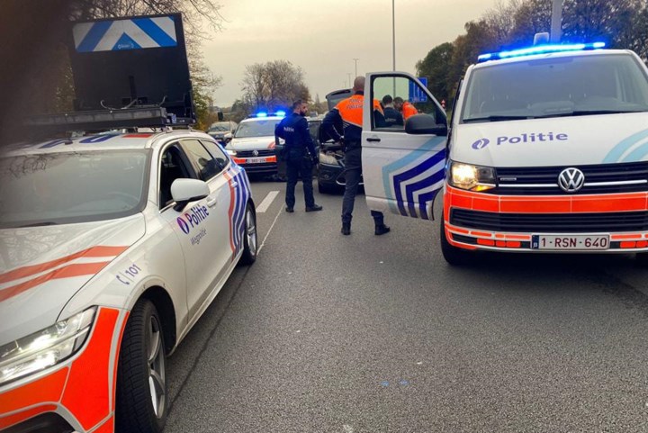 Bestuurder neemt vlucht bij politiecontrole: verdachte na liefst 40 kilometer lange achtervolging op autosnelweg geïntercepteerd