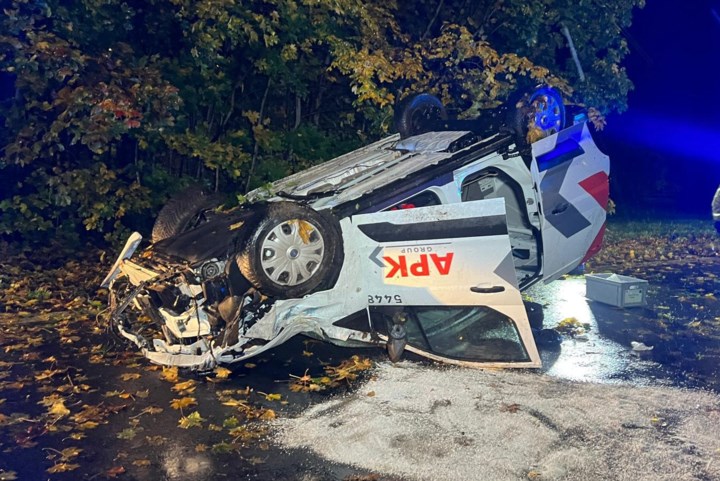 Bestelwagen over de kop op afrit E313 in Hasselt: bestuurder zwaargewond