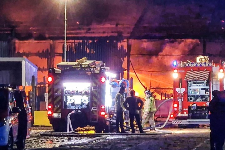 Uitslaande brand vernielt loods vol voertuigen, brandweer moet tijdlang nablussen