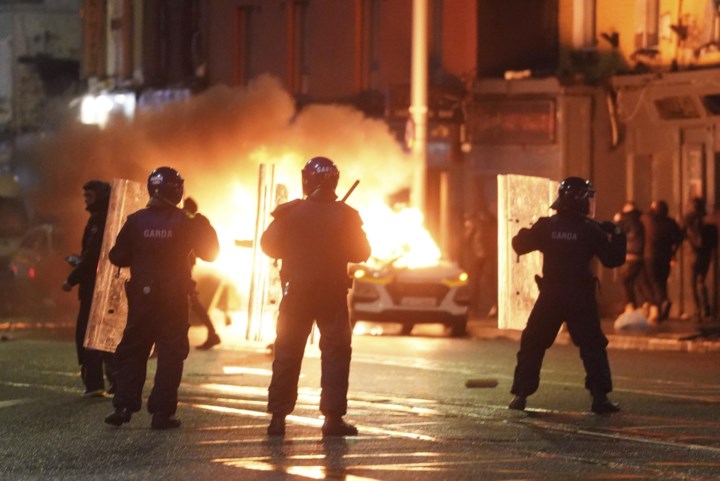 Gewelddadig protest in Dublin na mesaanval op kinderen: demonstranten bekogelen politie en steken auto’s in brand