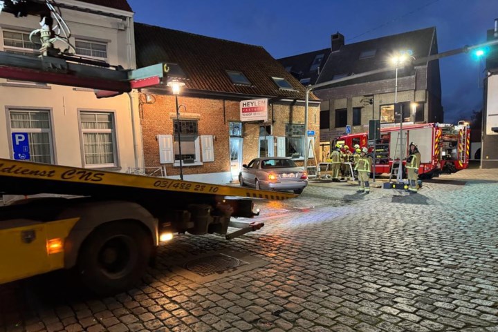 Bestuurder (74) onder invloed rijdt met Jaguar in historisch handelspand in centrum van Wommelgem