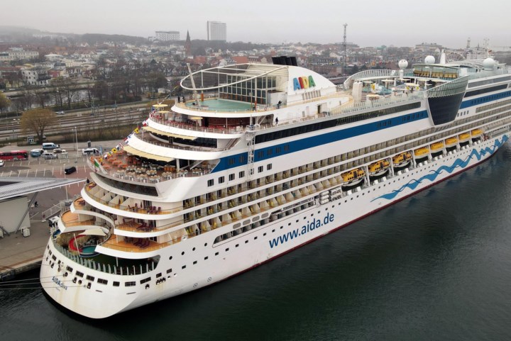 De passagiers zouden minstens drie jaar de wereld rondreizen, maar de “cruise zonder einde” is nog voor vertrek geannuleerd