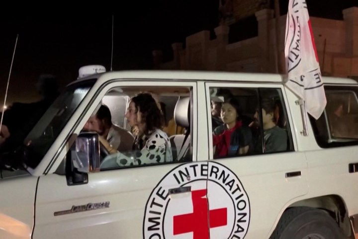 Beelden tonen hoe gijzelaars in Rode Kruis-voertuigen naar Egypte worden gebracht