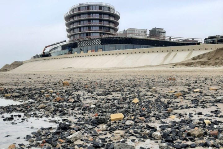 Verontwaardiging door “puinhoop” op strand aan nieuw casino, maar burgemeester bijt van zich af: “Verzuring troef”