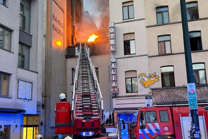 Drie personen naar ziekenhuis na brand in gekraakt hotel op Vossenplein