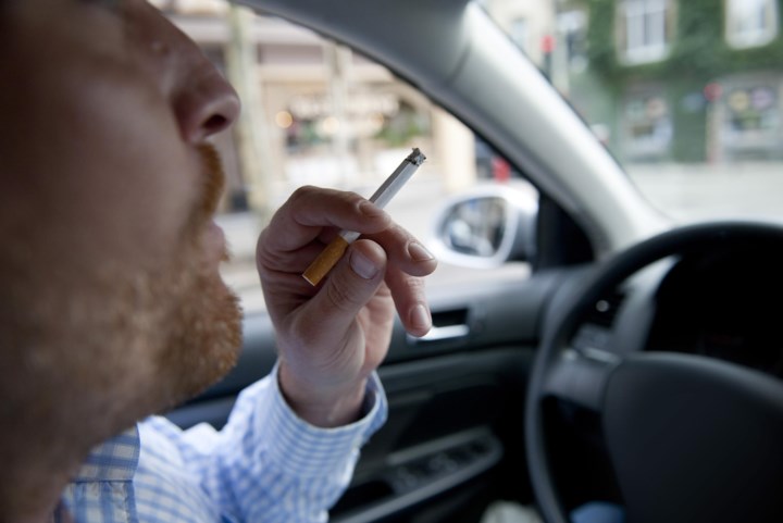 Nauwelijks boetes voor roken met kinderen in de auto