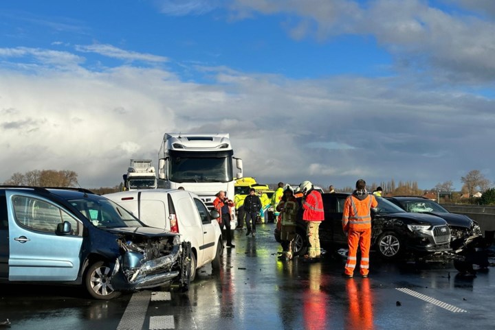 Snelweg versperd door ongeval met meerdere (vracht)wagens in Brugge, vermoedelijk door gladheid: “Hinder zal enige tijd duren”