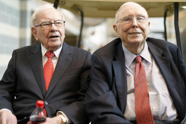 Superinvesteerder Warren Buffet (93) verliest zijn rechterhand: Charlie Munger (99) stond mee aan de wieg van een van de meest winstgevende bedrijven aller tijden