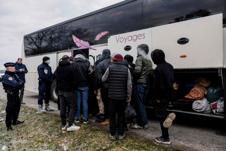 Honderden migranten geëvacueerd uit kampementen langs Noord-Franse kust