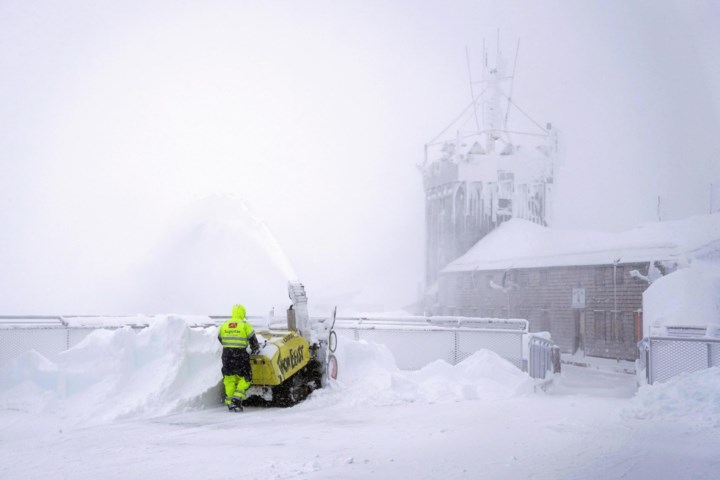 Dode en chaos op de weg door zware sneeuwval in zuiden van Duitsland, skigebied gesloten wegens lawinegevaar