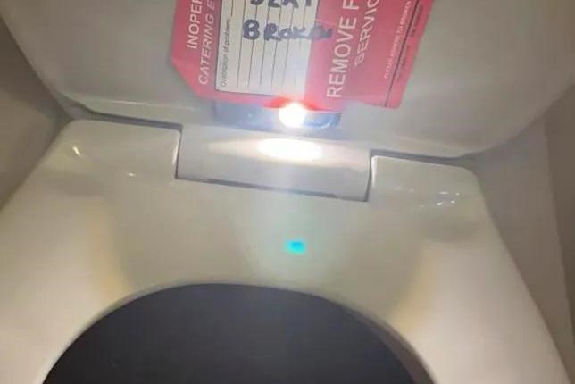 Steward plakt smartphone in toilet van vliegtuig om 14-jarig meisje te filmen