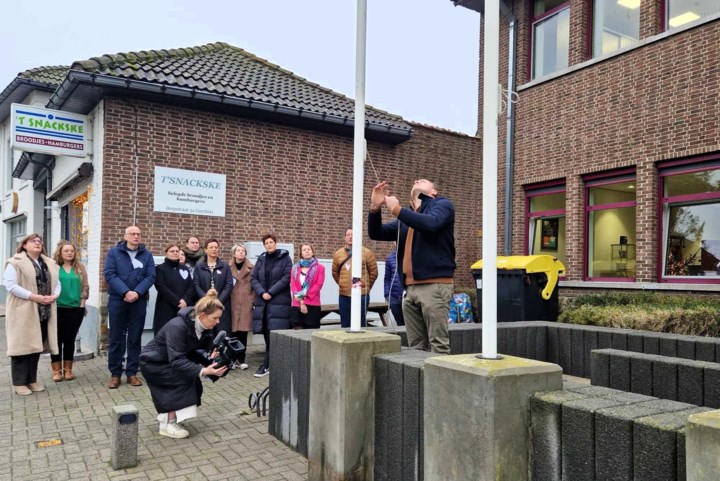 “Vertrokken naar ziekenhuis met doopsuiker in ons hoofd, maar na een kwartier werd dat de begrafenisondernemer”: Peter hijst Koestervlag om doodgeboren dochtertje te herdenken