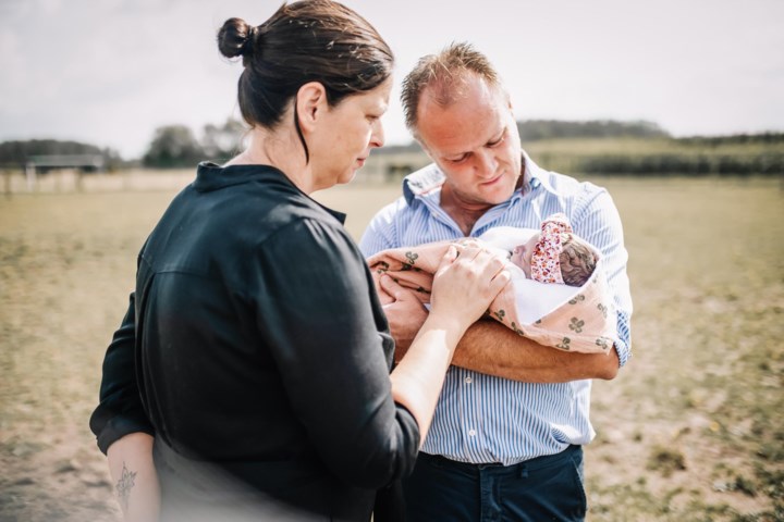 Dochtertje van Peter en Inge werd stil geboren: “Tattoo van haar handjes en voetjes laten plaatsen”