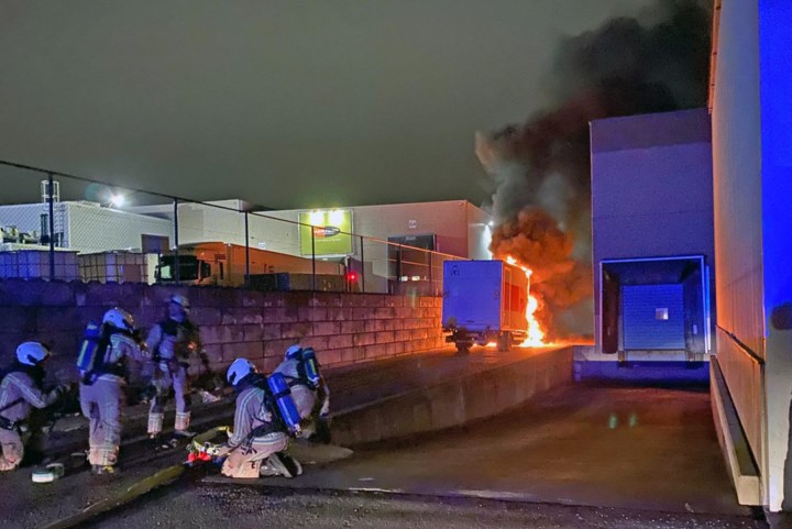 En dat net voor Kerstmis: PostNL-vrachtwagen vol pakjes gaat in vlammen op