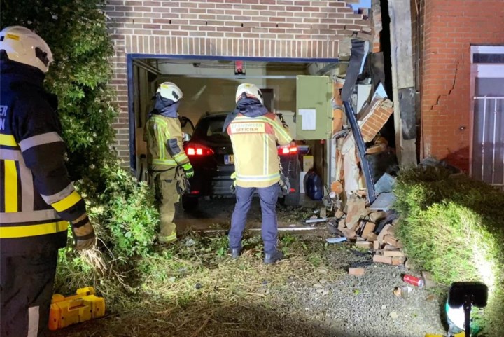 Bestuurder mist de bocht en crasht tegen twee huizen in Sint-Truiden