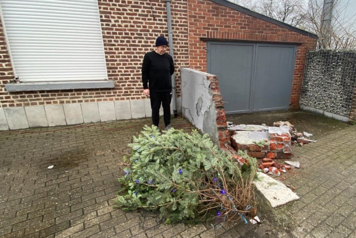 Terreinwagen knalt kerstboom en muur om in Zepperen