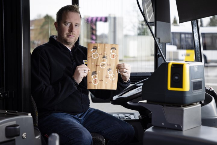 Wie vergat nieuwjaarsbrief op de bus? Chauffeur Vincent doet er alles aan om eigenaar te vinden: “Ik wil hem graag terugbezorgen”