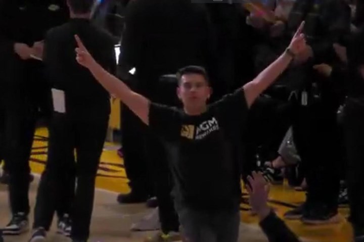 VIDEO. NBA-fan scoort vanaf de middellijn en verdient 100.000 dollar (!), veteraan van de Lakers verbijsterd door fantastische worp