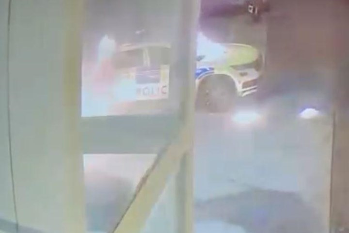 Politievoertuigen bekogeld met brandbom en molotovcocktail