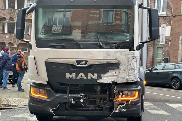 Vrachtwagen botst tegen flank van lijnbus in Sint-Truiden: geen gewonden