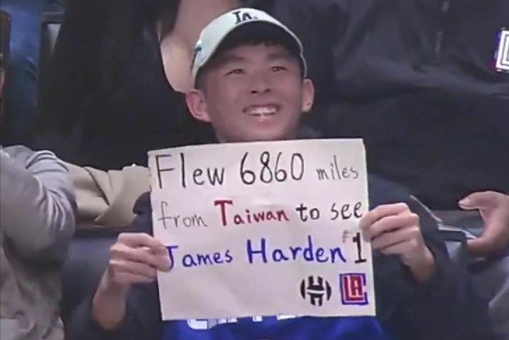 VIDEO. NBA-ster James Harden zendt hartje naar Taiwanese fan die 11.000 kilometer vloog om zijn idool te zien