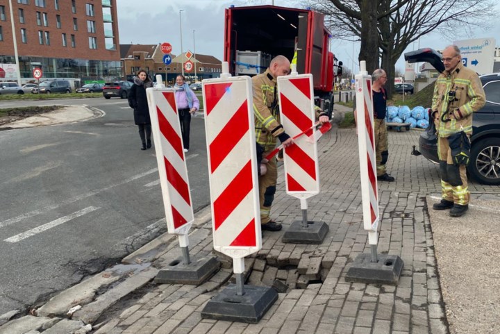 Vrachtwagen zakt door voetpad aan Delhaize in Sint-Truiden