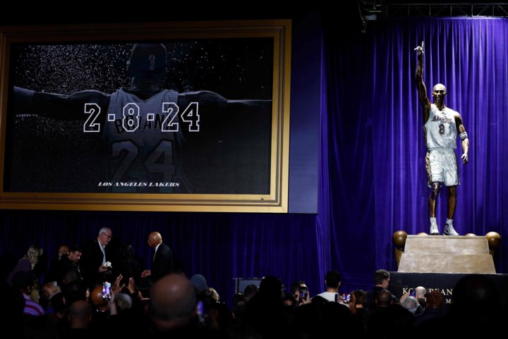 “Dit is hoe discipline eruitziet”: LA Lakers onthult eerste van drie standbeelden ter ere van overleden icoon Kobe Bryant