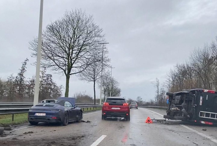 Zware verkeershinder op N80 in Zepperen door botsing tussen bestelwagen en Porsche