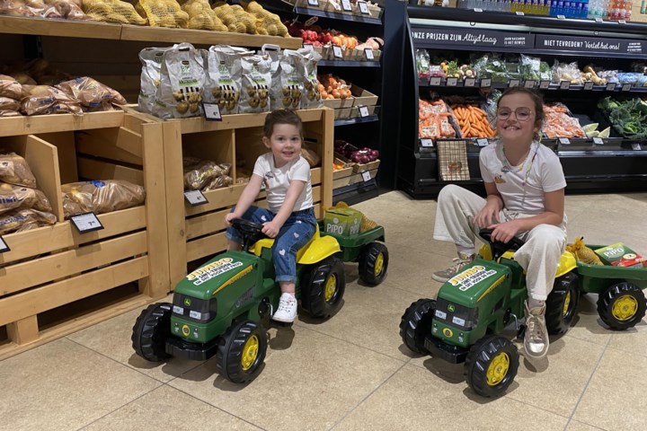 Jumbo Sint-Truiden laat kinderen op tractors door de winkel rijden om boeren te steunen: “Na 5 keer krijgen ze kinderrijbewijs”