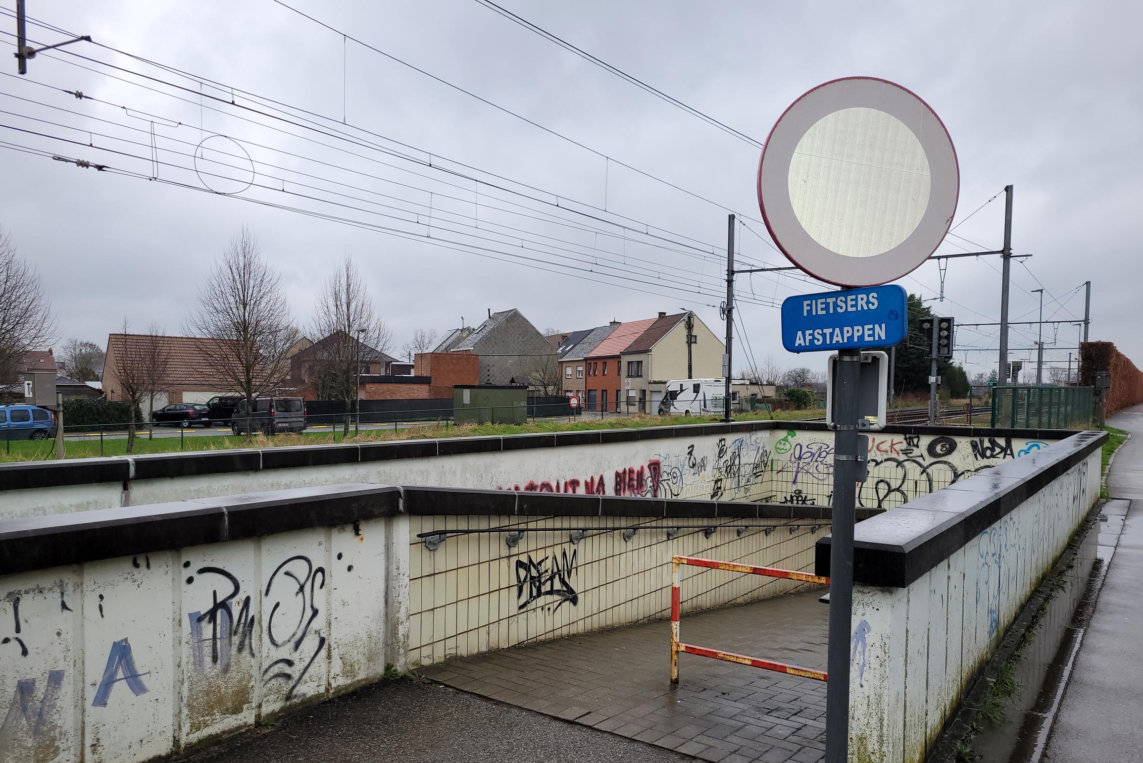 Onderhandelaar moet eigenaars overtuigen stukje grond af te staan voor OMA-fietsroute:  “Ook realisatie van nieuwe fiets- en voetgangerstunnel wordt concreet” |  Het Nieuwsblad Mobile