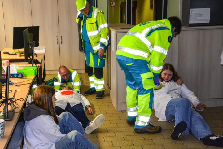 Grote crisisoefening in middelbare school: 250 leerlingen en leerkrachten én heel legertje hulpdiensten doet mee