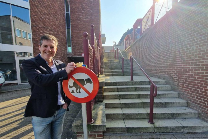 Een probleem met een geurtje aan: trappen aan stadhuis al enkele weken dagelijks besmeurd met hondenpoep