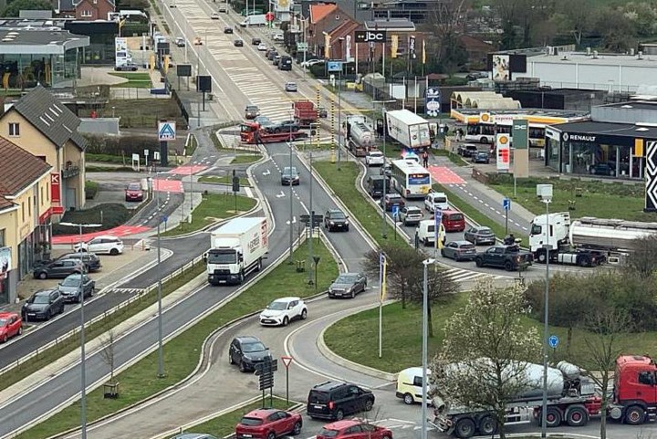 Ongeval zorgt voor ongeziene verkeerschaos aan rotonde Stayen in Sint-Truiden