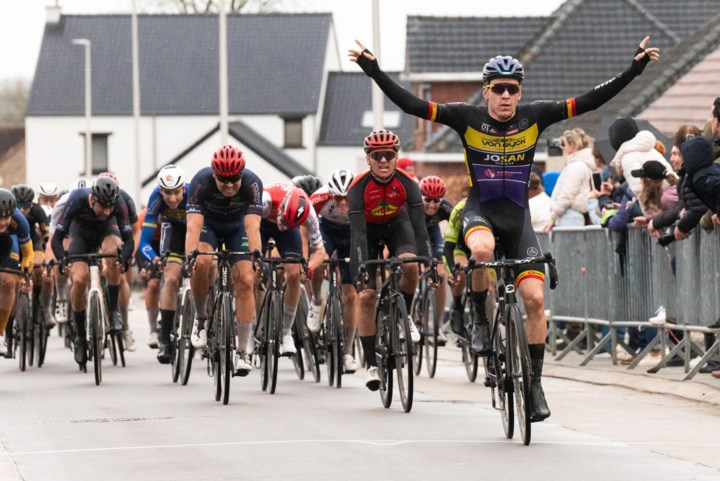 Tom Timmermans spurt in Budingen naar de zege, Ferre Geeraerts tevreden met ereplaats: “Op het BK tijdrijden ga ik voor het podium”